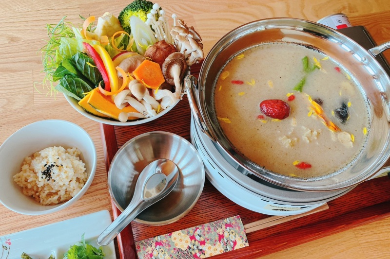 「鳥取で見つける“やさしい食” ヴィーガン対応店」鳥取市では多様な食文化を持つ観光客のニーズに対応するため、既存のメニューに加えてヴィーガンメニューの提供可能な店舗を増やしています。