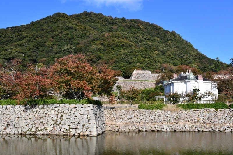 お堀端から見た鳥取城跡と仁風閣