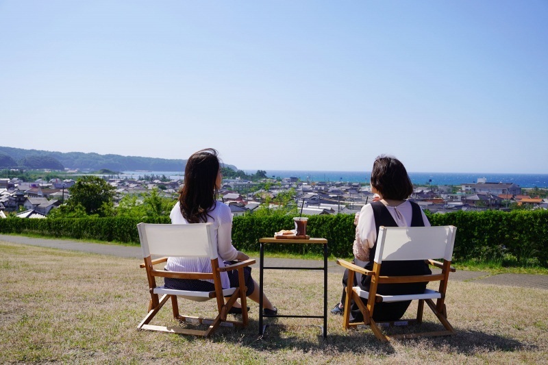 街並みを眺めながらカフェタイム（浜村温泉）