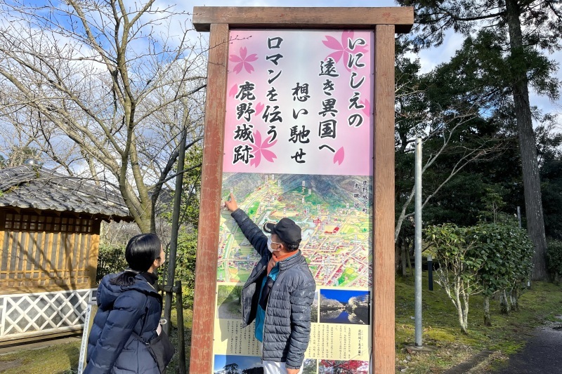 城跡公園の説明をするガイドさん