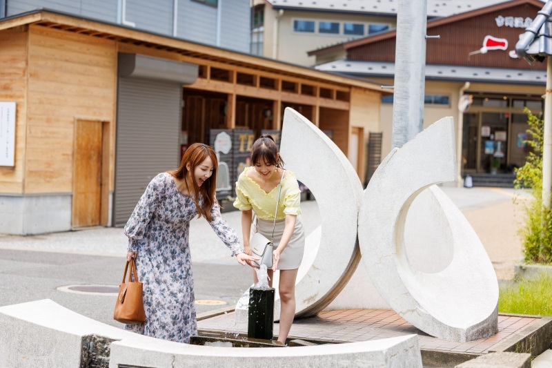 株湯のモニュメント