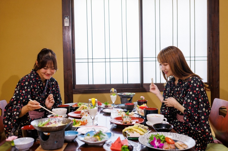 かわいい浴衣と地元食材を使ったお料理に会話も弾みます♪