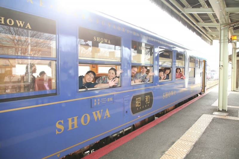 観光列車　仲良き鉄道の旅をみなさまと