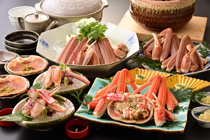 「タクシーで行く鳥取砂丘観光+冬の味覚 かに会席」の昼食プランはいかがですか♪鳥取砂丘などを巡るタクシー観光&享保八年創業「味覚のお宿山田屋」でタグ付き松葉がに+ずわいがにの昼食がセットになった冬の鳥取おすすめプラン。この冬の一押しです!