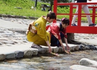 もちがせ流しびな行事