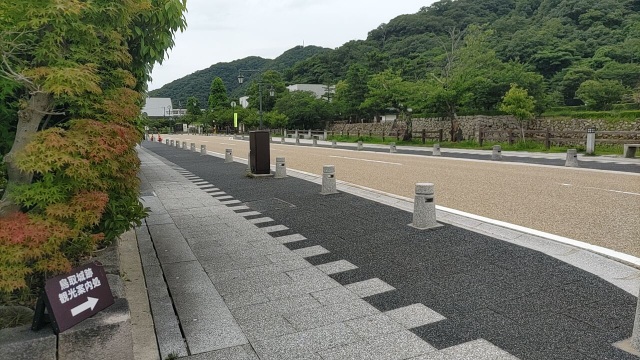 鳥取地方法務局向かって右隣り、生垣内が桜寛苑です。