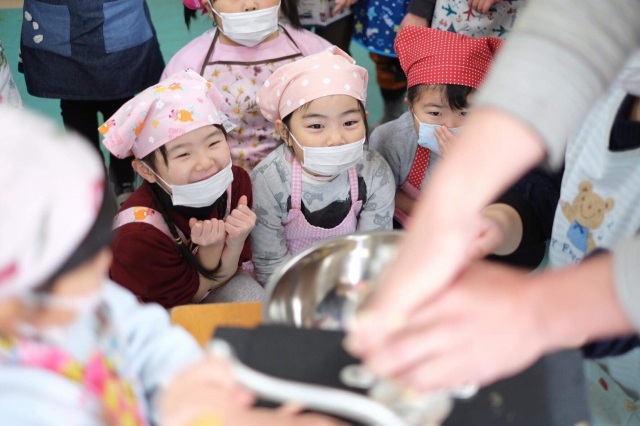 楠屋商店で 味噌づくり体験